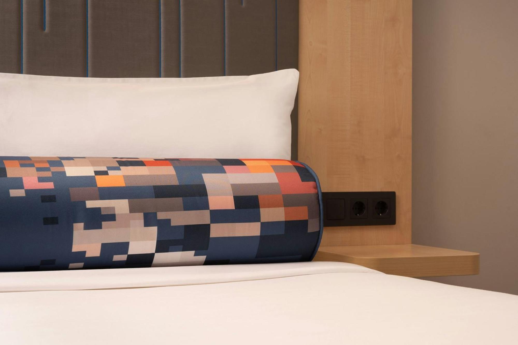 Aloft Madrid Gran Via Hotel Exterior photo